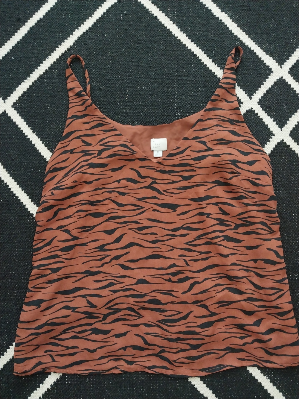 Beautiful Tiger Print V-Neck Cami Tank Top Sz Size M A New Year - Picture 10 of 10